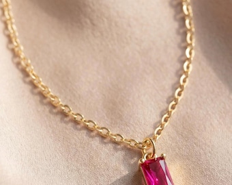 ピンクバゲットペンダントネックレス｜18KゴールドメッキCZクリスタルネックレス｜ルビー風の繊細なゴールドネックレス｜彼女へのミニマルジュエリーギフト