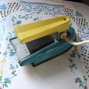 Vintage Nassau 1960s child&#39;s tin toy pretend iron