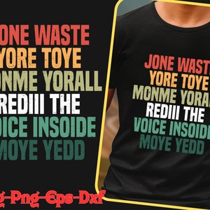Könnte beinhalten: Ein schwarzes T-Shirt mit einem Vintage-Grafikdesign mit dem Text "JONE WASTE YORE TOYE MONME YORALL REDIII THE VOICE INSOIDE MOYE YEDD".