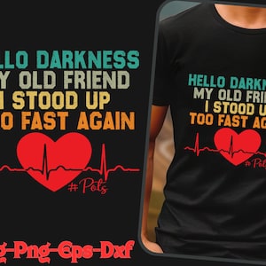Puede incluir: Una camiseta negra con un diseño gráfico de estilo vintage que presenta un corazón rojo con una línea de latido del corazón y el texto "HELLO DARKNESS MY OLD FRIEND I STOOD UP TOO FAST AGAIN #Pots".