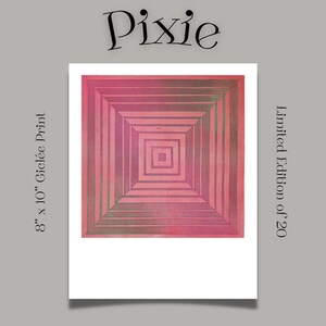 Op de afbeelding: Een roze en groene geometrische print met een vierkant patroon. De print is getiteld "Pixie" en is een gelimiteerde editie van 20. De print is 20,32 cm bij 25,4 cm.