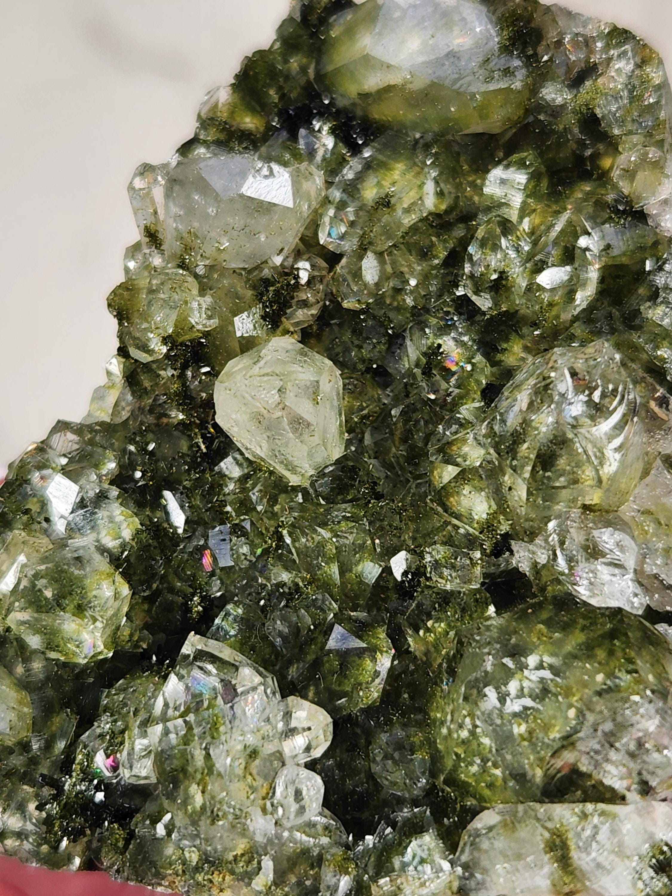 キラキラ輝く魔法の未加工のフェアリーフォレストエピドートとクォーツ