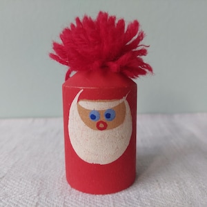 Charmanter zylinderförmiger hölzerner Weihnachtsmann, Elfe, Tomte. Von T. Klintås, Schweden.