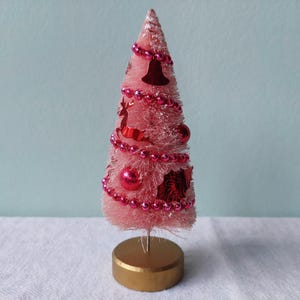 Albero di Natale con spazzola per bottiglie rosa vintage, lamina di metallo e perline di vetro.
