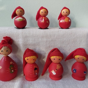 VIER BLEIBEN! Seltene kleine Holzweihnachtsmänner, Elfen, Tomtar. Schweden.