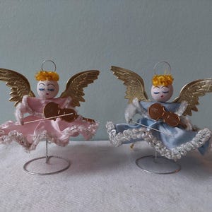 Vintage angels on wirestand, with spun cotton heads. Japan, 50s.