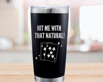 Frappez-moi avec ce gobelet gravé naturel – tasse de baccara amusante, tasse pour les amateurs de casino, gobelet de jeu, tasse de voyage à Vegas, cadeau pour joueur chanceux