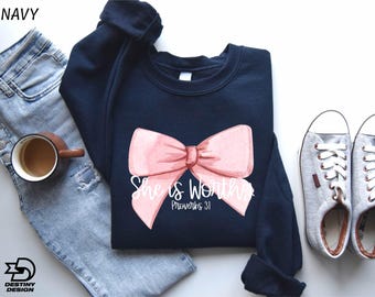 Sudadera "Ella es digna", suéter cristiano para niña, camiseta con lazo coqueto, camiseta con versículo bíblico, camiseta femenina de fe, suéter religioso, regalo para ella.