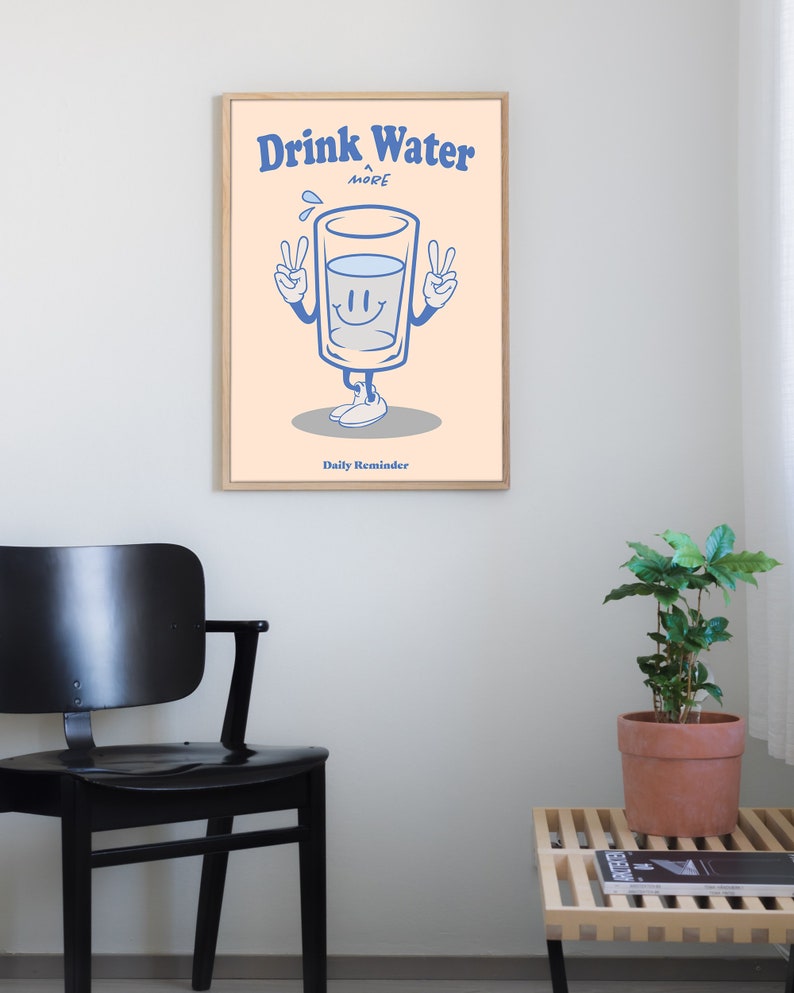 K&ouml;nnte beinhalten: Ein hellpfirsichfarbener Poster mit einem blauen Cartoon-Glas Wasser mit einem l&auml;chelnden Gesicht und Peace-Zeichen. Der Text auf dem Poster lautet "Drink Water More Daily Reminder".
