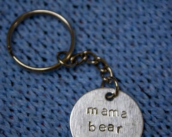 "Metall gestempelt ""Mama Bear"" Schlüsselanhänger."