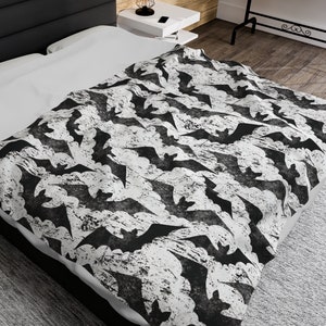 Bat Pattern Soft Velveteen Plush Blanket - Warm Fuzzy Spooky Gothic Throw Blanket, Cozy Blanket for girlfriend 60" × 80"