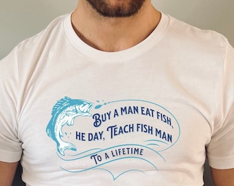Seltsames Fischer-Hemd - Kaufen Sie einen Mann, der Fisch des Tages isst, unterrichten Sie Mann zu einem Leben - alberner Unsinn-Zitat-T-Stück Geschenk für Fischer