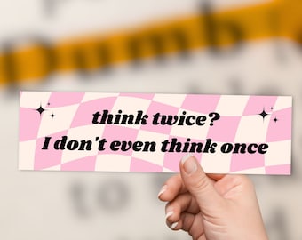 Lustiger Autoaufkleber - zweimal denken? Ich denke nicht einmal an - ironisches gen z meme, niedliche rosa Schachbrettästhetik, lustiges Geschenk für sie