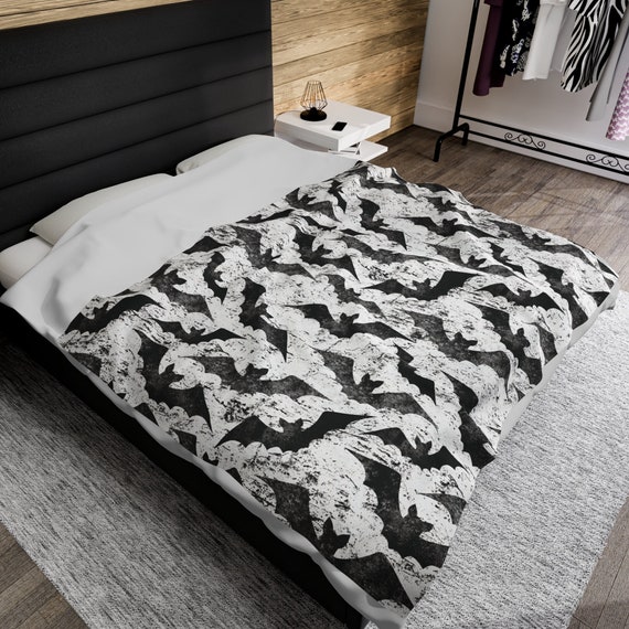 Bat Pattern Soft Velveteen Plush Blanket - Warm Fuzzy Spooky Gothic Throw Blanket, Cozy Blanket for girlfriend
