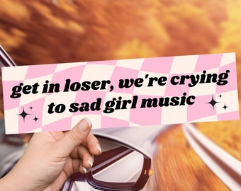 Lustiger Autoaufkleber - Get In Loser, We're Crying to Sad Girl Music - Emo Musik, einzigartiger Autoaufkleber, niedlicher rosa ästhetischer Laptopaufkleber