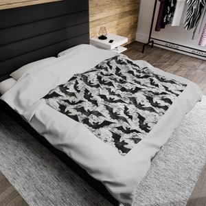 Bat Pattern Soft Velveteen Plush Blanket - Warm Fuzzy Spooky Gothic Throw Blanket, Cozy Blanket for girlfriend 50" × 60"