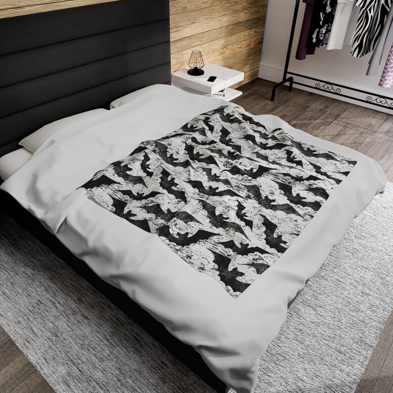 Bat Pattern Soft Velveteen Plush Blanket - Warm Fuzzy Spooky Gothic Throw Blanket, Cozy Blanket for girlfriend 50" × 60"
