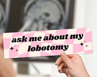 Lustiger Aufkleber - Fragen Sie nach meiner Lobotomie - Unhinged Goth meme Laptop Aufkleber mit rosa Schachbrett ästhetischem Autoaufklebergeschenk für sie