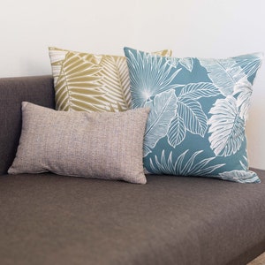 Housses d'oreiller en tissu d'écorce hawaïenne, ambiance d'île botanique et lignes bleues Stria, housse d'oreiller Japandi