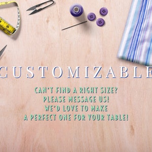 Puede incluir: Una superficie de madera con art&iacute;culos de costura, incluyendo tijeras, cinta m&eacute;trica, hilo, botones y tela. El texto "CUSTOMIZABLE" se muestra en letras grandes. El texto "CAN'T FIND A RIGHT SIZE? PLEASE MESSAGE US! WE'D LOVE TO MAKE A PERFECT ONE FOR YOUR TABLE!" se muestra en letras m&aacute;s peque&ntilde;as.