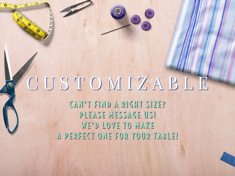 Puede incluir: Una superficie de madera con art&iacute;culos de costura, incluyendo tijeras, cinta m&eacute;trica, hilo, botones y tela. El texto "CUSTOMIZABLE" se muestra en letras grandes. El texto "CAN'T FIND A RIGHT SIZE? PLEASE MESSAGE US! WE'D LOVE TO MAKE A PERFECT ONE FOR YOUR TABLE!" se muestra en letras m&aacute;s peque&ntilde;as.