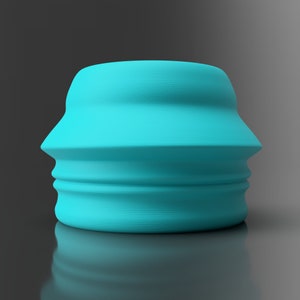 Puede incluir: Un macetero de cerámica azul turquesa con un diseño ondulado único. El macetero tiene una superficie lisa y texturizada.