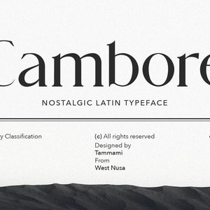 Può includere: Un'immagine in bianco e nero del carattere Cambore, un carattere serif descritto come un carattere latino nostalgico. Il testo "(c) Tutti i diritti riservati" è sotto il nome del carattere, seguito da "Progettato da Tammami" e "Da West Nusa". L'anno 2024 è sul lato destro dell'immagine.
