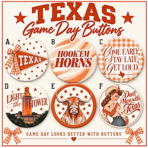Może przedstawiać: Sześć okrągłych przypinek oznaczonych od A do F z pomarańczowo-białymi wzorami. Tekst zawiera TEXAS, HOOK'EM HORNS, COME EARLY, STAY LATE, GET LOUD, LIGHT THE TOWER, BEVO oraz Don't Mess with Texas. Grafiki przedstawiają proporczyk, longhorna i kowbojkę.