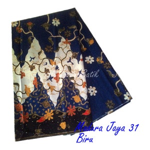 Puede incluir: Tela batik azul y blanca con un patrón floral. La tela está doblada por la mitad y el texto "Madura Jaya 31 Biru" es visible en la esquina inferior derecha.