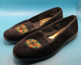 Mocasines Basic Editions Vintage Christmas Wart en negro, dorado, rojo y verde.