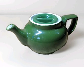 Tetera pequeña individual Hall de color verde oscuro con tapa, fabricada en EE. UU., 8,9 cm de altura.