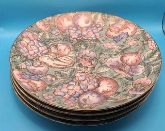 紫のブドウのフルーツと金色のアクセントがあしらわれた、装飾用10インチプレート4枚セット（中国製）。VG