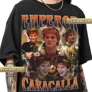 Fred Hechinger nei panni dell'imperatore Caracalla Gladiatore II, maglietta vintage stile retrò anni '90