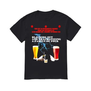 Puede incluir: Camiseta negra con un gráfico de una persona bebiendo cerveza y el texto "THIS GUY IS PERMANENTLY BANNED FROM THE APPLEBEE'S AT 3209 GRAND AVE, LARAMIE, WYOMING FOR BLACKING OUT AND TRAUMATIZING A FAMILY OF FOUR".