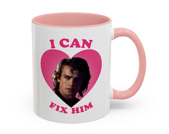 Könnte beinhalten: Weiße Keramiktasse mit rosafarbenem Rand und Henkel. Die Tasse zeigt ein rosa Herz mit einem Bild von Anakin Skywalker darin. Der Text "I CAN FIX HIM" ist unter dem Herzen aufgedruckt.