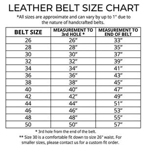 Peut inclure: Un tableau de tailles de ceinture en cuir noir et blanc avec des colonnes pour la taille de la ceinture, la mesure jusqu'au 3e trou et la mesure jusqu'au bout de la ceinture. Le texte indique LEATHER BELT SIZE CHART et pr&eacute;cise les variations.