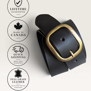 Peut inclure: Une ceinture en cuir noir avec une boucle en m&eacute;tal couleur laiton antique arrondie. &Agrave; gauche, quatre ic&ocirc;nes circulaires affichent le texte : LIFETIME GUARANTEE, MADE IN CANADA, QUICK SHIPPING NEXT DAY DISPATCH, et FULL GRAIN LEATHER DEVELOPS PATINA OVERTIME.