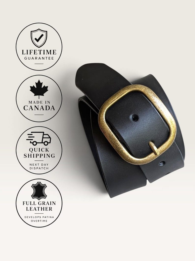 Peut inclure: Une ceinture en cuir noir avec une boucle en m&eacute;tal couleur laiton antique arrondie. &Agrave; gauche, quatre ic&ocirc;nes circulaires affichent le texte : LIFETIME GUARANTEE, MADE IN CANADA, QUICK SHIPPING NEXT DAY DISPATCH, et FULL GRAIN LEATHER DEVELOPS PATINA OVERTIME.