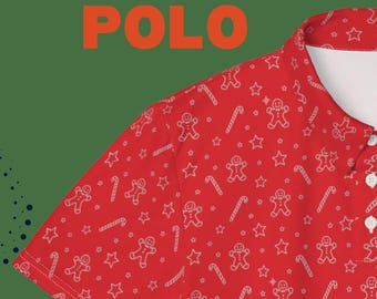 Pode incluir: Polo vermelho com estampa de boneco de gengibre, bengalas doces e estrelas brancas. A camisa tem gola abotoada e o texto "LATE FOR BREAK POLO" em laranja.