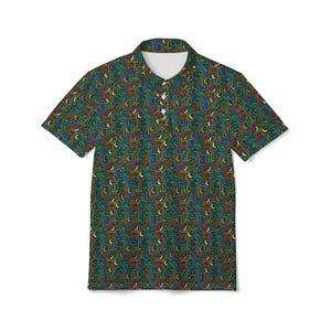 Può includere: Una polo a maniche corte con sfondo verde scuro e un motivo ripetuto di linee colorate e mezzelune. La camicia ha un colletto bianco e tre bottoni bianchi.