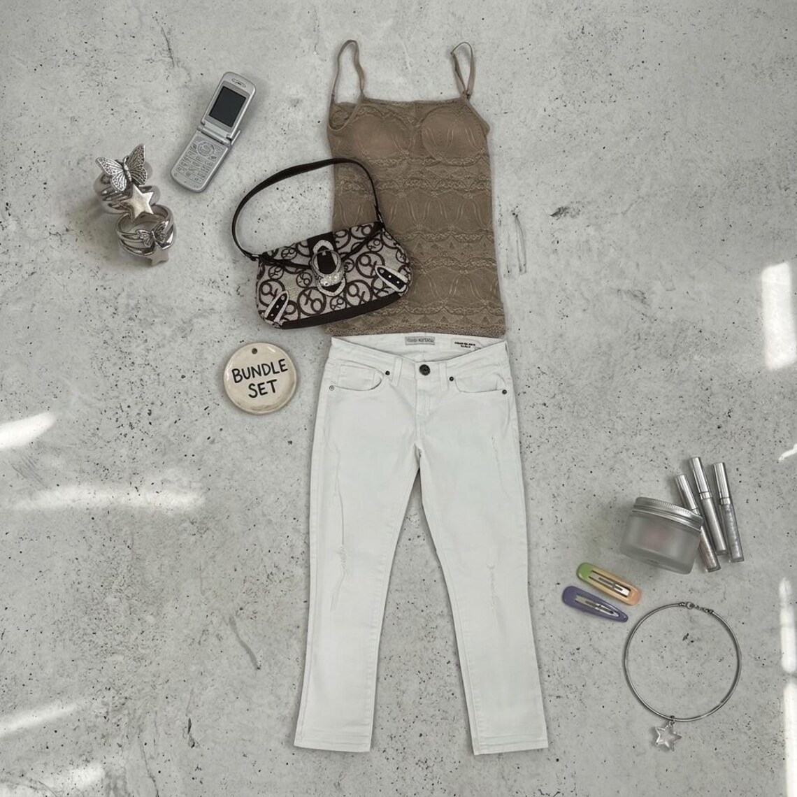 Y2K Archive Bundle: Iconic XOXO Monogram Bag, Vintage Guess Distressed Denim, and Delicate Lace Layering Set, foto 2 di 5