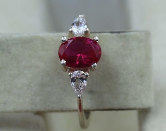 Anello ovale con rubino da laboratorio, argento sterling, accenti in zirconia cubica