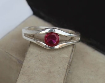 Handgemaakte robijnrode sterlingzilveren ring - geboortesteen juli