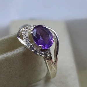 Bague en améthyste naturelle - Bague en argent sterling avec pierres précieuses ovales Bague de promesse de fiançailles pour femme Pierre de naissance de février - Cadeau d'anniversaire pour elle