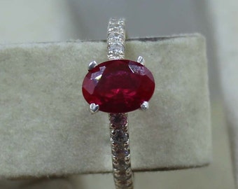 Anello ovale con rubino da laboratorio, anello di fidanzamento in argento sterling con zirconi cubici