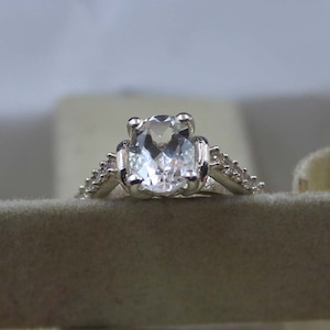 Sterlingzilveren ring: ovale witte topaas en zirkonia, handgemaakte verlovingsring