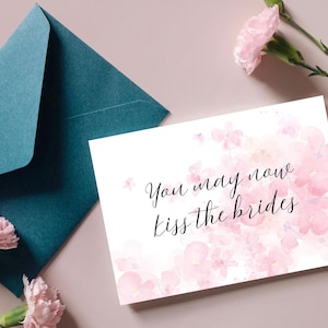 Cartão de casamento gay para impressão, cartão de aquarela floral rosa, casamento do mesmo sexo, amigável para LGBTQ+, presente de casamento para casal gay, download digital