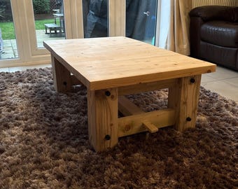 Mesa de centro de pino recuperado hecha a mano