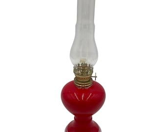 Vintage roodglazen olielamp messing brander en heldere schoorsteen: 10 inch hoog