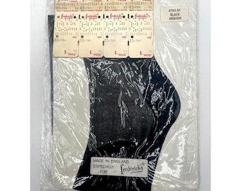 Medias de nailon negras de media transparencia de Fredericks Of Hollywood, fabricadas en Inglaterra.